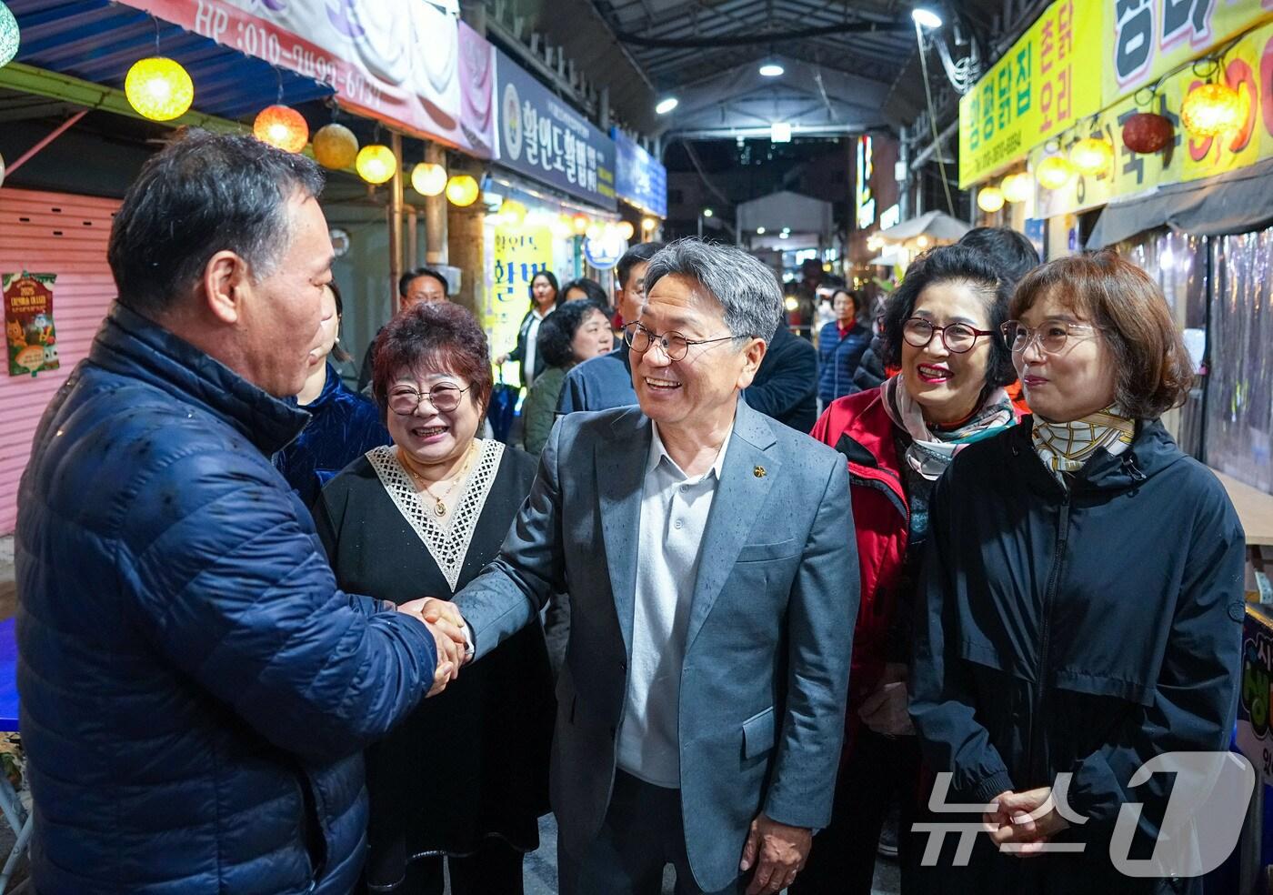 강기정 광주시장이 지난 8일 오후 동구 대인예술야시장을 방문해 상인들을 격려하고 야시장을 찾은 시민들과 인사를 나누고 있다.&#40;광주시 제공. 재판매 및 DB 금지&#41;