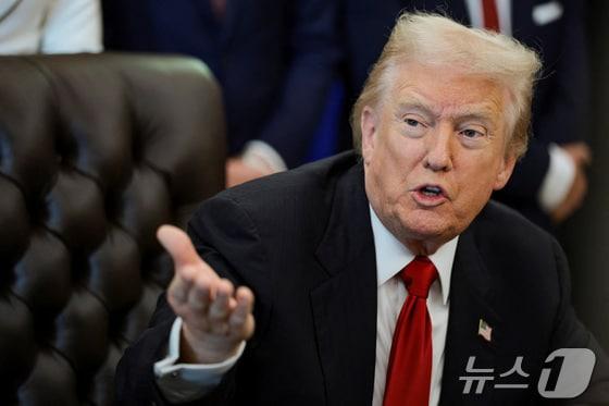 본문 이미지 - 도널드 트럼프 미국 대통령이 6일&#40;현지시간&#41; 워싱턴DC 백악관에서 기자들의 질문에 답하고 있다. 2025.11.06. ⓒ 로이터=뉴스1