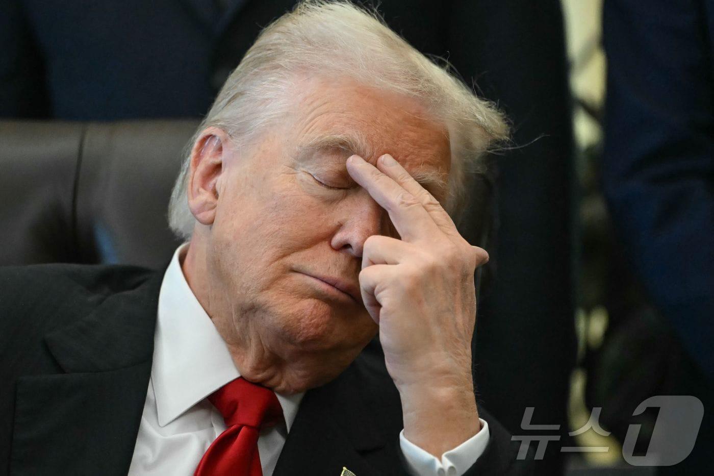 도널드 트럼프 미국 대통령이 6일&#40;현지시간&#41; 백악관 집무실에서 열린 비만약 가격 인하 회견에서 눈을 감은 채 앉아 있다. ⓒ AFP=뉴스1