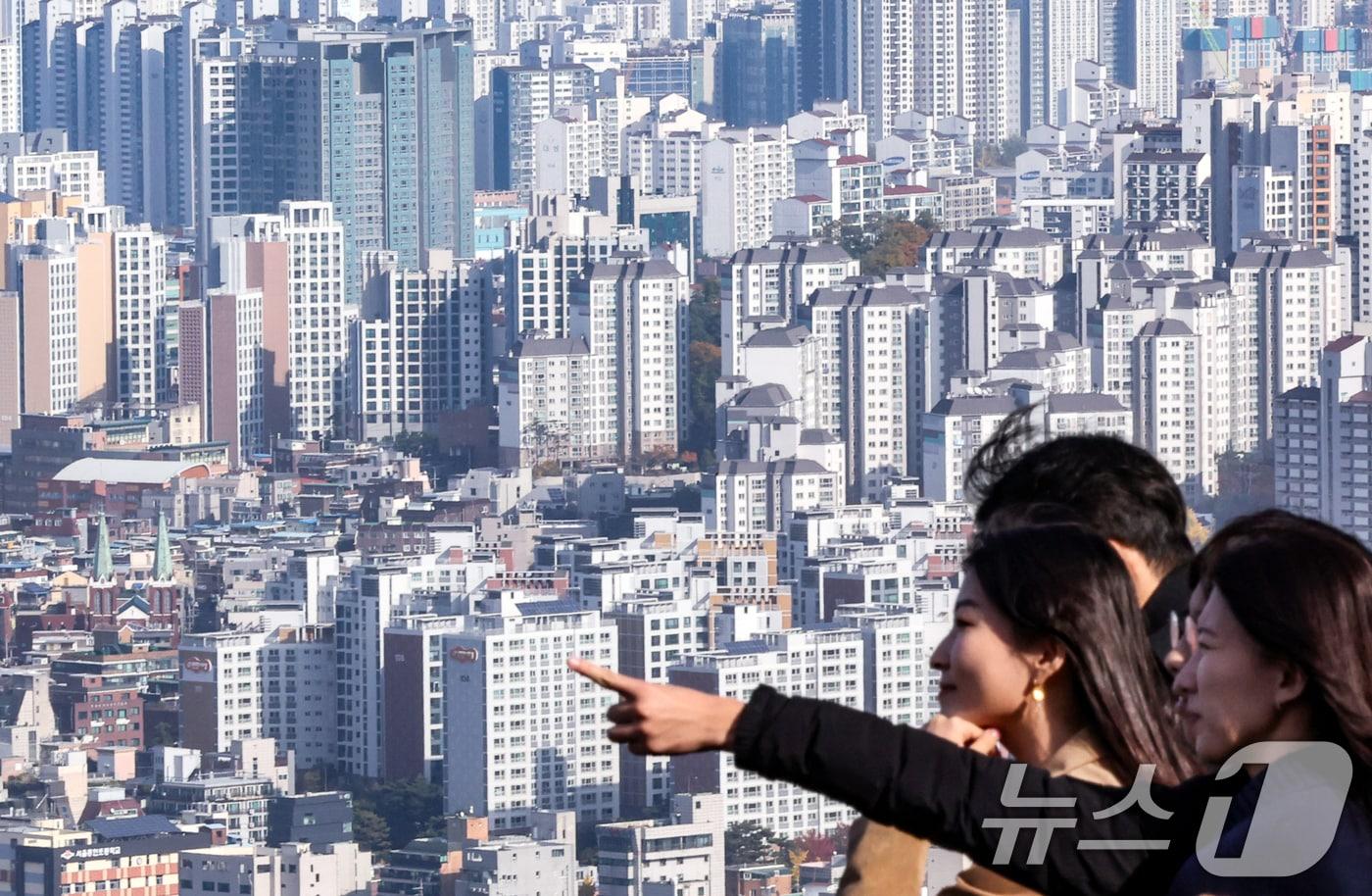 사진은 서울 남산에서 바라본 아파트 단지 모습. 2025.11.9/뉴스1 ⓒ News1 이호윤 기자