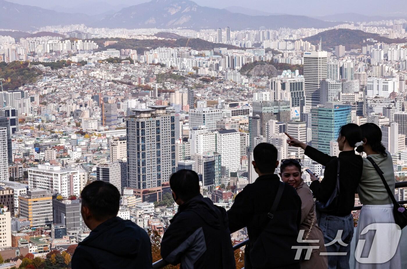  사진은 이날 서울 남산에서 바라본 아파트 단지 모습. 2025.11.9/뉴스1 ⓒ News1 이호윤 기자