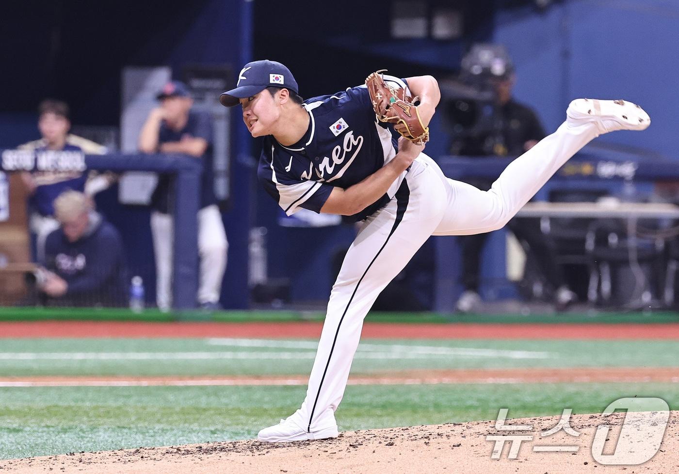 9일 오후 서울 구로구 고척스카이돔에서 열린 2026 WBC 대비 평가전 &#39;2025 네이버 K-베이스볼 시리즈&#40;K-BASEBALL SERIES&#41;&#39; 체코와의 2차전 경기. 5회 마운드에 오른 정우주가 역투하고 있다. 2025.11.9/뉴스1 ⓒ News1 구윤성 기자