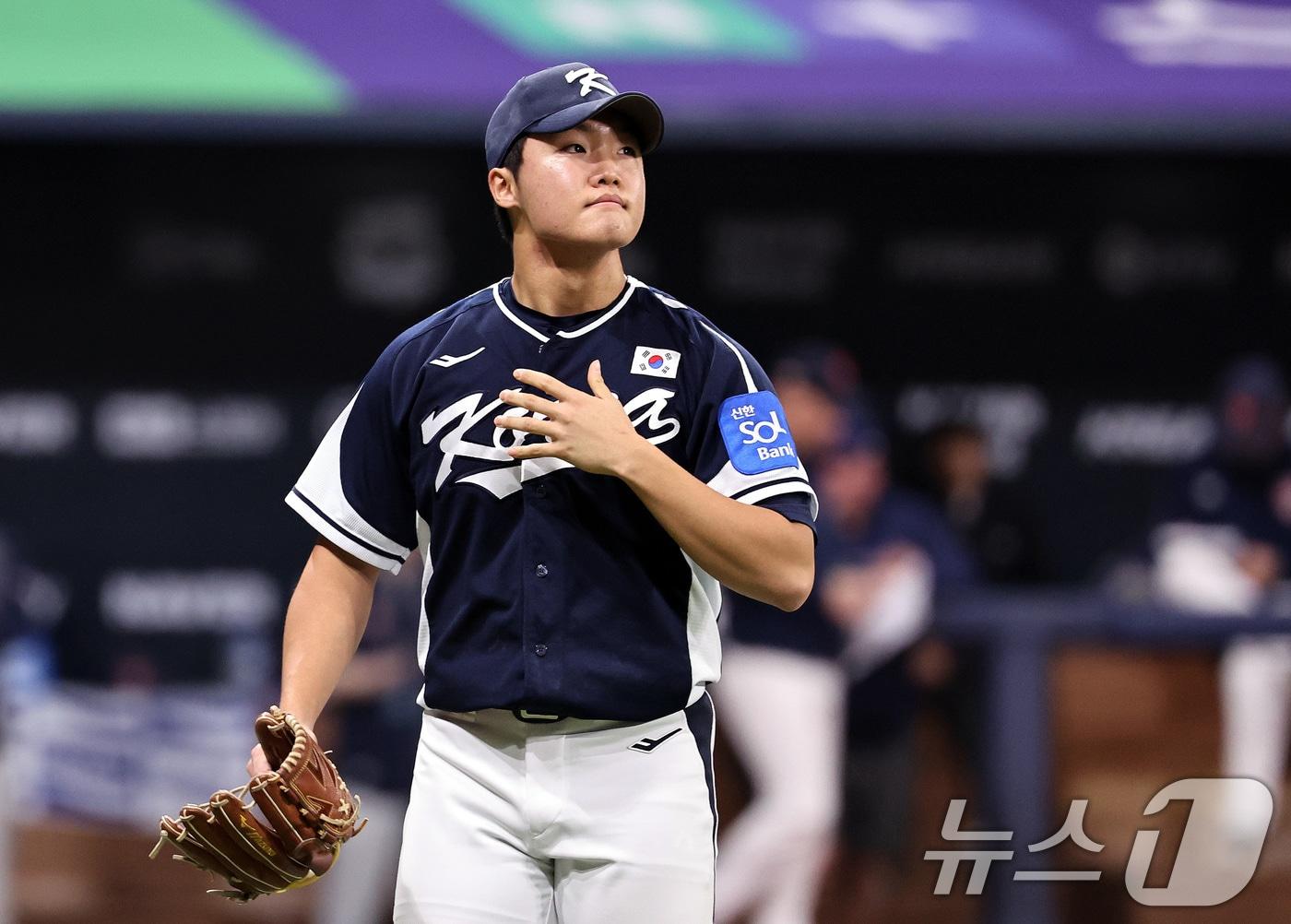 본문 이미지 - 9일 오후 서울 구로구 고척스카이돔에서 열린 2026 WBC 대비 평가전 '2025 네이버 K-베이스볼 시리즈(K-BASEBALL SERIES)' 체코와의 2차전 경기. 대표팀 투수 정우주가 6회 무실점 이닝을 마친 뒤 더그아웃으로 들어서고 있다. 2025.11.9/뉴스1 ⓒ News1 구윤성 기자