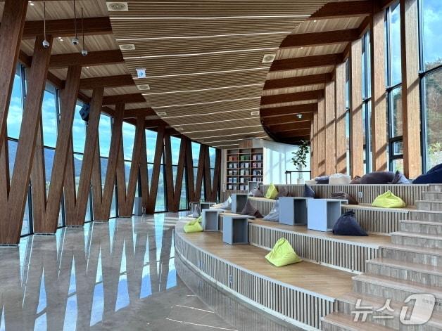 본문 이미지 - 최근 전국적으로 주목을 받고 있는 전주아중도서관 내부 모습.&#40;전주시제공, 재판매 및 DB 금지&#41;/뉴스1