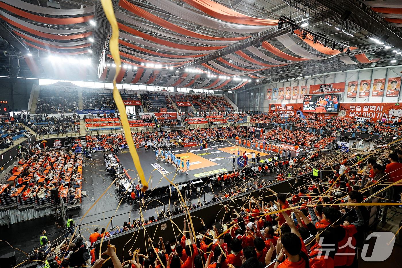 체육관을 꽉 채운 OK저축은행 팬들(KOVO제공) 