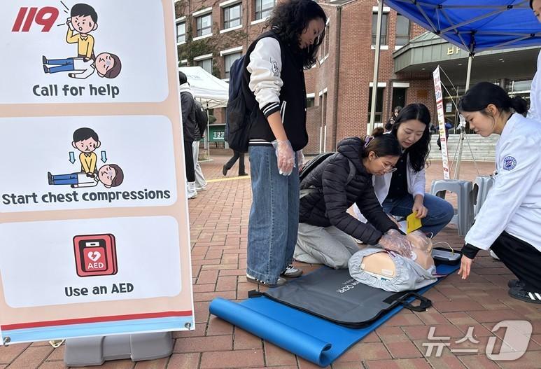 본문 이미지 - 계명대 간호대학은 최근 외국인 유학생을 대상으로 무료 건강검진을 실시하고 헬스페어&#40;Health Fair&#41; 행사를 가졌다. &#40;계명대 동산의료원 제공. 재판매 및 DB 금지&#41;/뉴스1