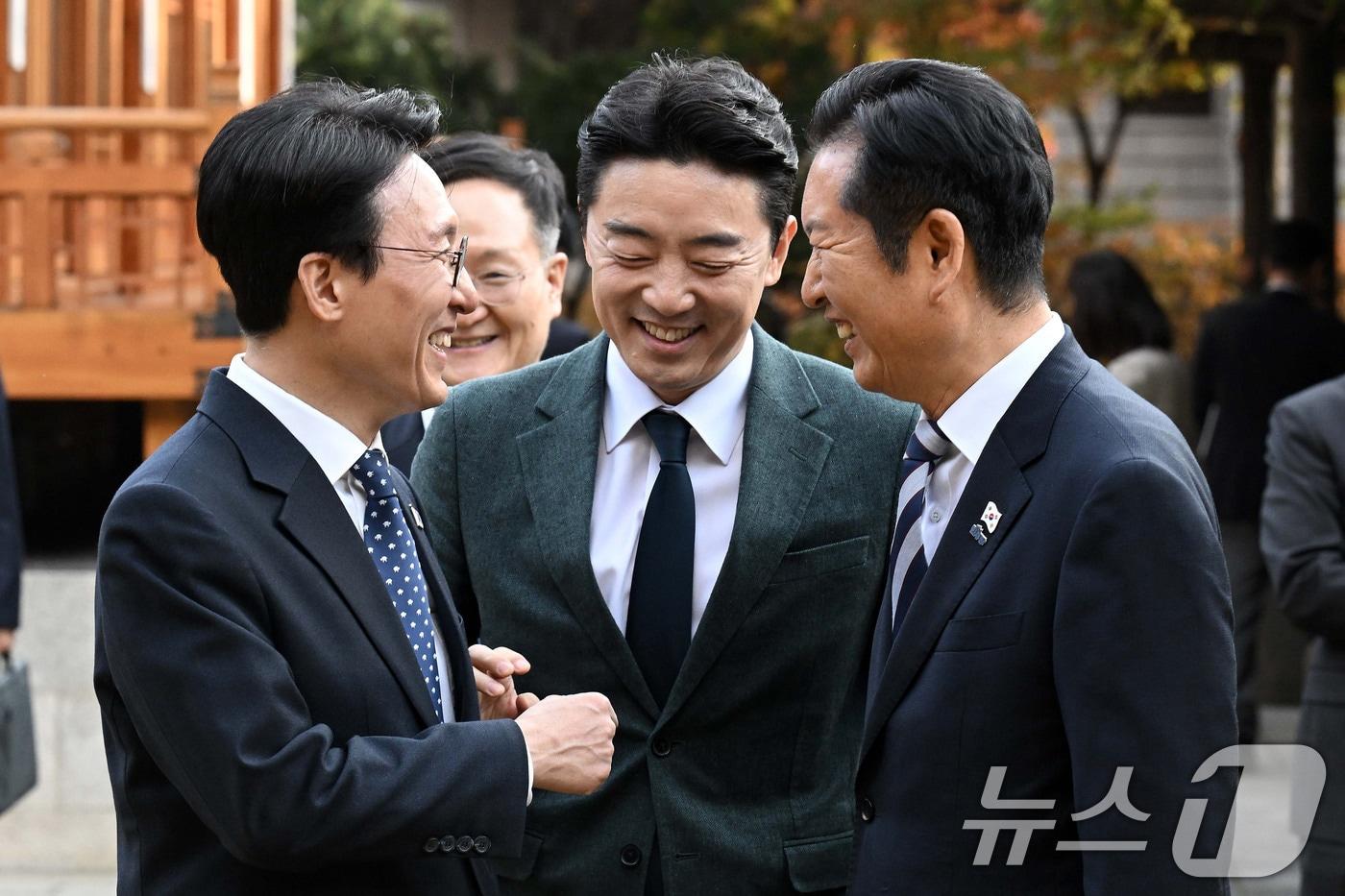 김민석 국무총리&#40;왼쪽&#41;와 정청래 더불어민주당 대표&#40;오른쪽&#41;, 강훈식 대통령실 비서실장이 9일 서울 종로구 삼청동 총리공관에서 열린 고위당정협의회에서 대화 나누고 있다. &#40;공동취재&#41; 2025.11.9/뉴스1 ⓒ News1 이광호 기자