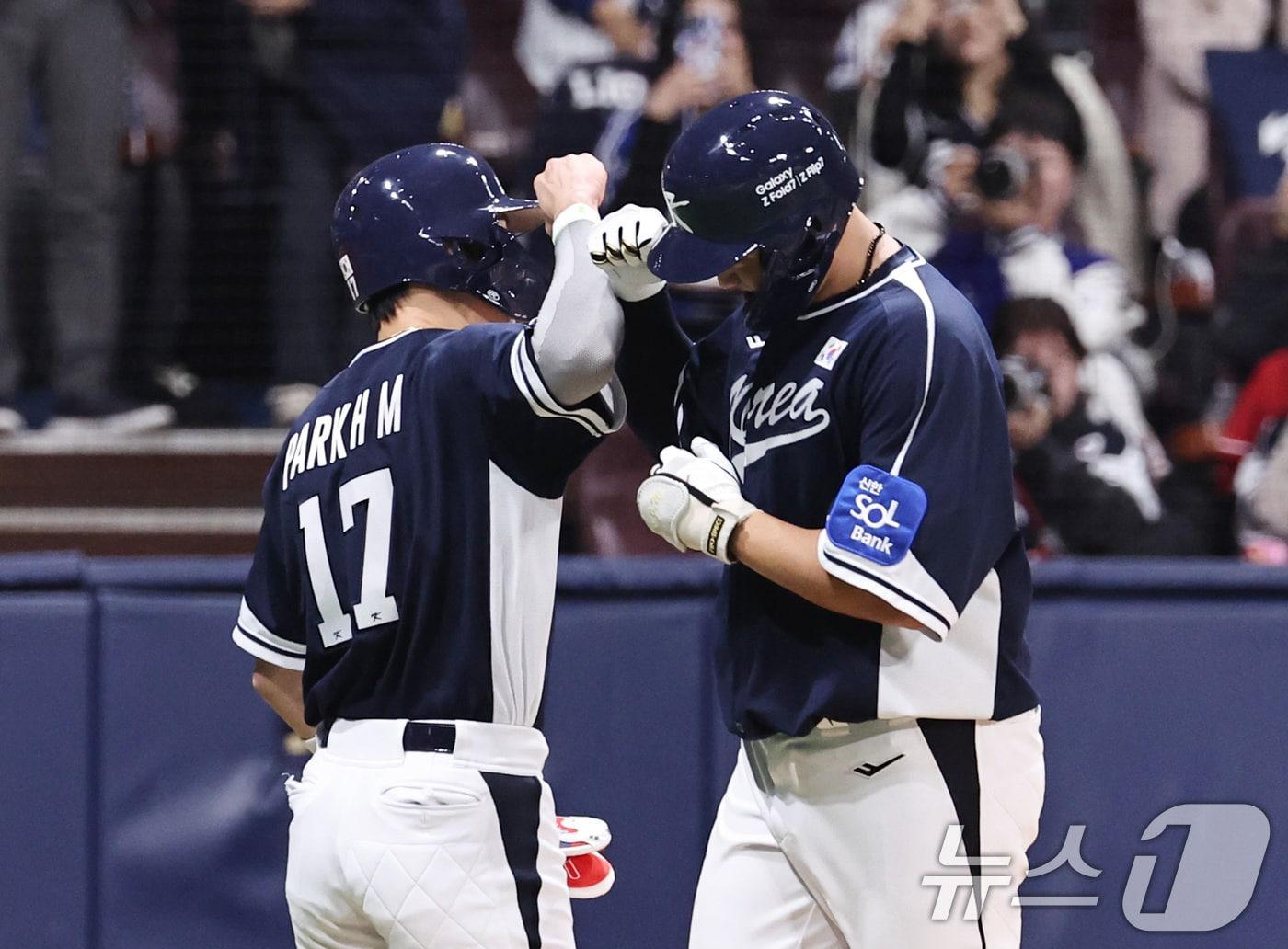 본문 이미지 - 9일 오후 서울 구로구 고척스카이돔에서 열린 2026 WBC 대비 평가전 '2025 네이버 K-베이스볼 시리즈(K-BASEBALL SERIES)' 체코와의 2차전 경기. 대한민국 이재원이 9회초 무사 1루때 투런홈런을 친 뒤 1루 주자 박해민과 기쁨을 나누고 있다. 2025.11.9/뉴스1 ⓒ News1 구윤성 기자