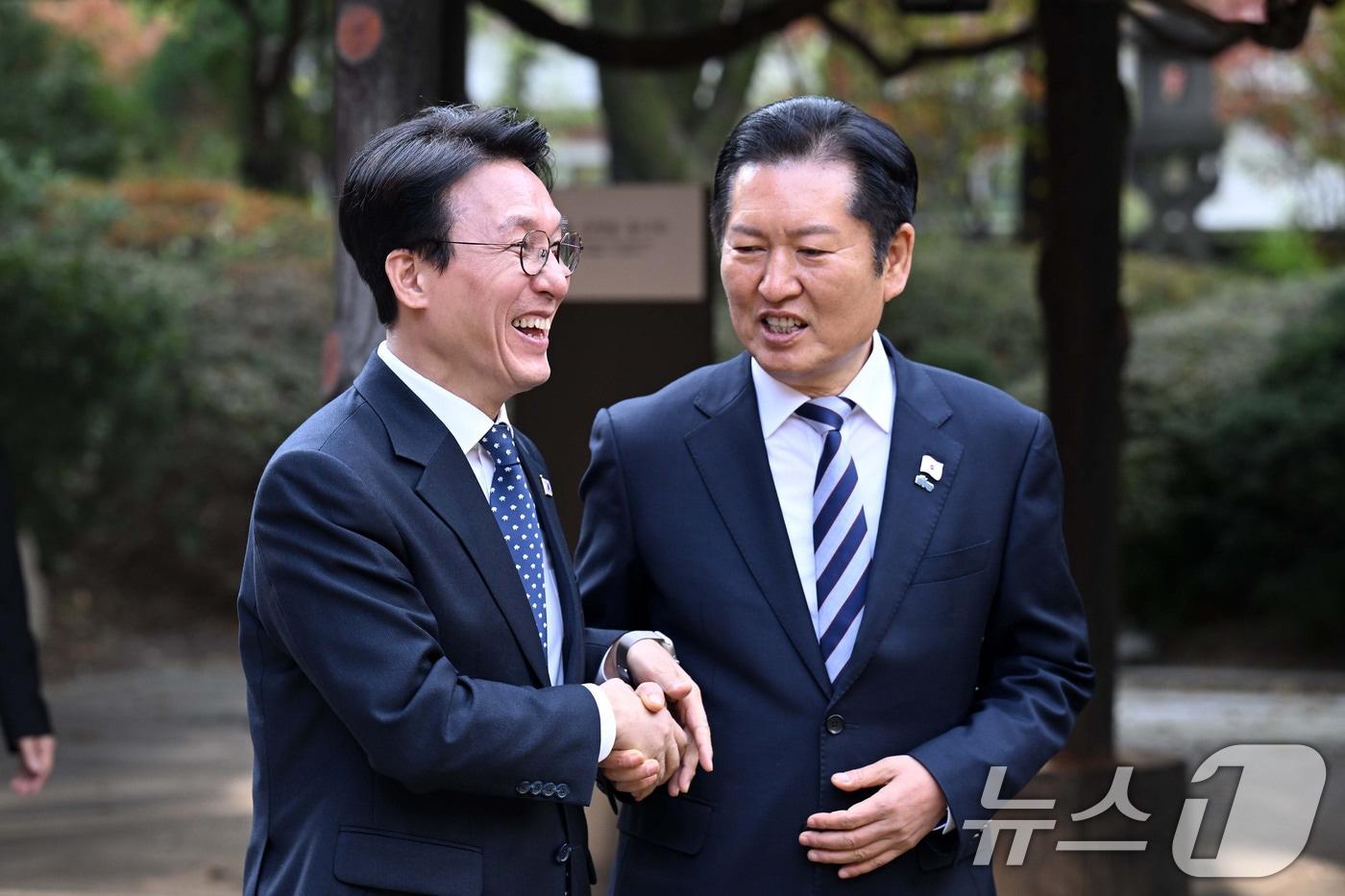 김민석 국무총리(왼쪽)와 정청래 더불어민주당 대표가 9일 서울 종로구 삼청동 총리공관에서 열린 고위당정협의회에 참석하며 인사나누고 있다. (공동취재) 2025.11.9/뉴스1 ⓒ News1 이광호 기자