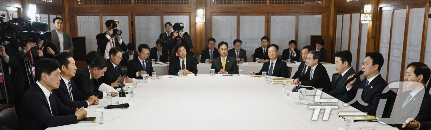 김민석 국무총리가 9일 서울 종로구 국무총리공관에서 열린 고위당정협의회에서 발언하고 있다. &#40;공동취재&#41;2025.11.9/뉴스1 ⓒ News1 이광호 기자