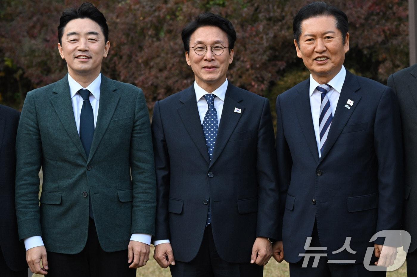 김민석 국무총리(가운데)와 정청래 더불어민주당 대표(오른쪽), 강훈식 대통령실 비서실장이 9일 서울 종로구 삼청동 총리공관에서 열린 고위당정협의회에서 기념촬영을 하고 있다. (공동취재) 2025.11.9/뉴스1 ⓒ News1 이광호 기자