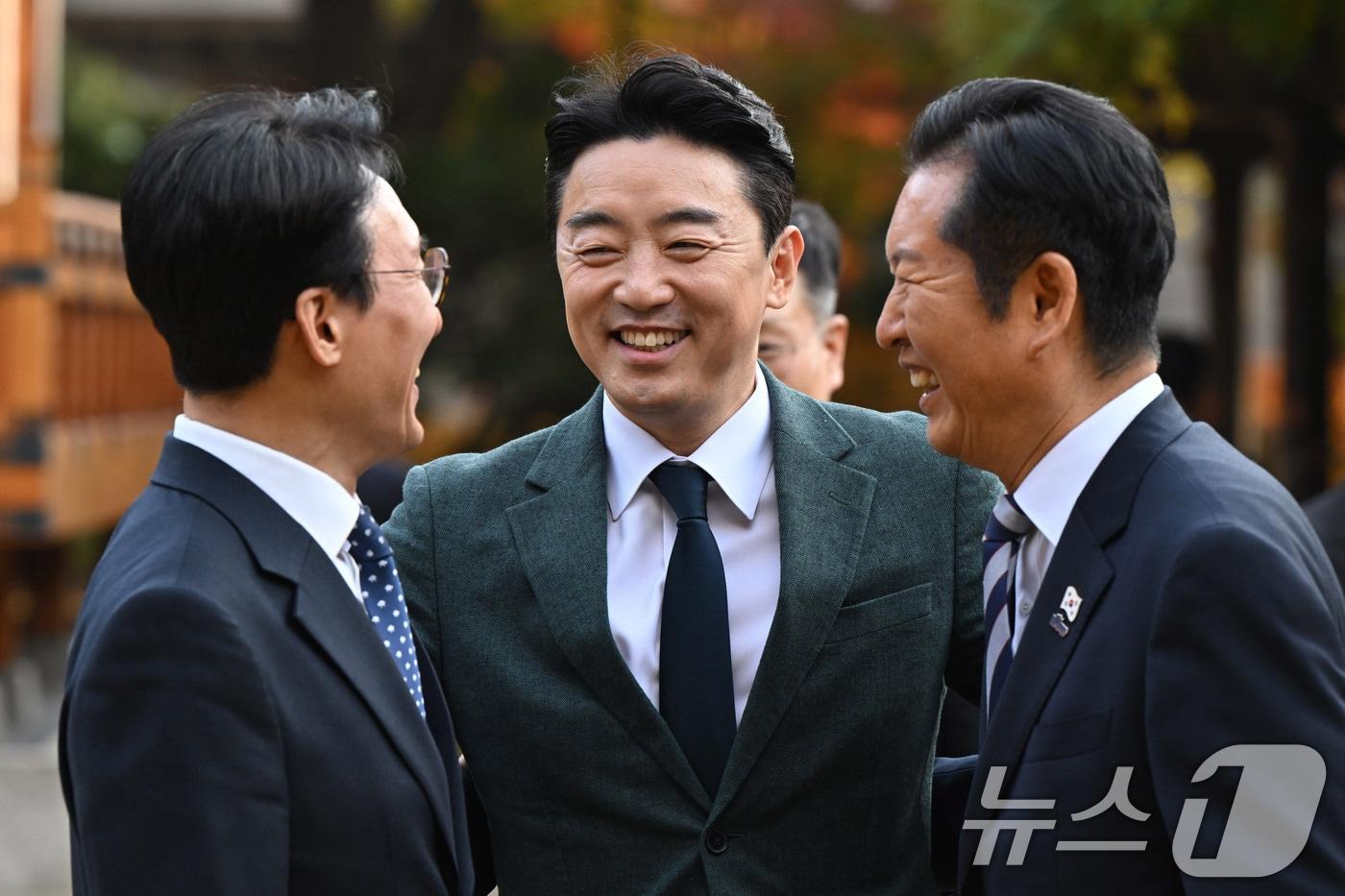 김민석 국무총리&#40;왼쪽&#41;와 정청래 더불어민주당 대표&#40;오른쪽&#41;, 강훈식 대통령실 비서실장이 9일 서울 종로구 삼청동 총리공관에서 열린 고위당정협의회에서 대화 나누고 있다. &#40;공동취재&#41; 2025.11.9/뉴스1 ⓒ News1 이광호 기자