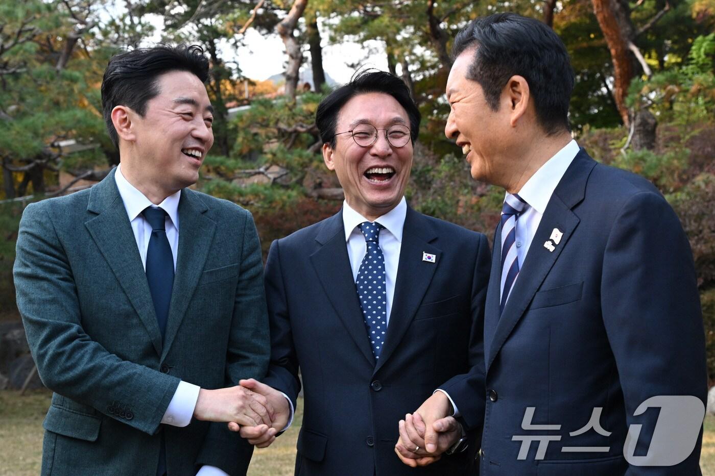 김민석 국무총리&#40;가운데&#41;와 정청래 더불어민주당 대표&#40;오른쪽&#41;, 강훈식 대통령실 비서실장이 9일 서울 종로구 삼청동 총리공관에서 열린 고위당정협의회에 앞서 손을 잡고 대화하고 있다. &#40;공동취재&#41; 2025.11.9/뉴스1 ⓒ News1 이광호 기자