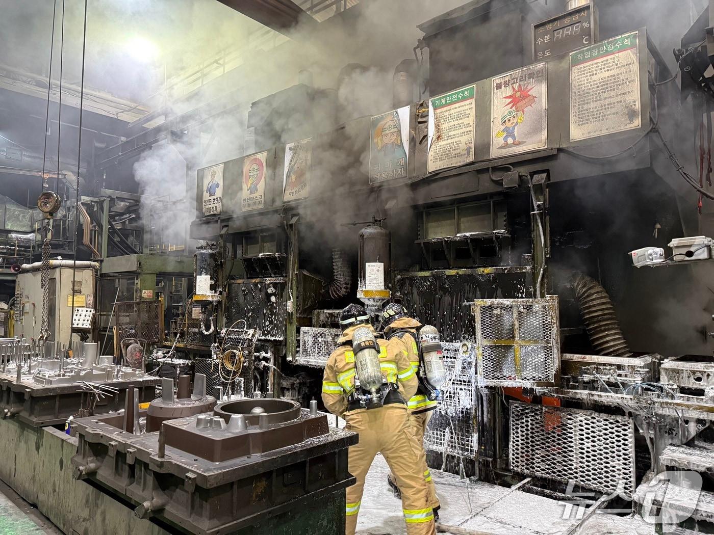 본문 이미지 - 9일 오후 경남 창원 진해구 자동차 부품 제조 공장 화재 현장.&#40;창원소방본부 제공. 재판매 및 DB 금지&#41;