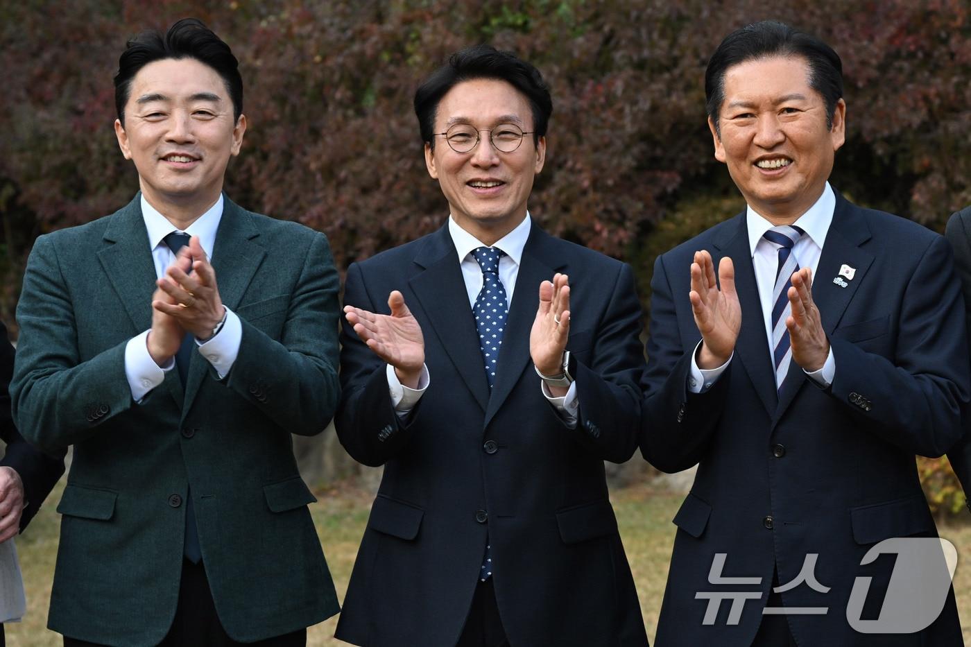 김민석 국무총리&#40;가운데&#41;와 정청래 더불어민주당 대표&#40;오른쪽&#41;, 강훈식 대통령실 비서실장이 지난 9일 서울 종로구 삼청동 총리공관에서 열린 고위당정협의회에 앞서 기념촬영을 하고 있다. &#40;공동취재&#41; 2025.11.9/뉴스1 ⓒ News1 이광호 기자