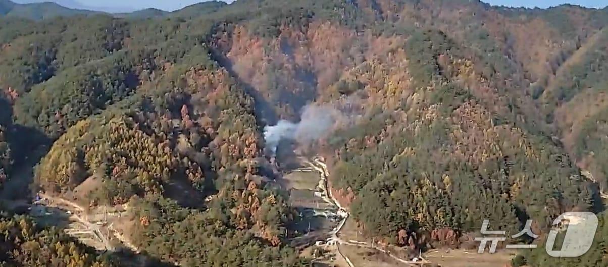 본문 이미지 - 9일 오후 2시 9분쯤 경북 봉화군 법전면 눌산리 야산에서 산불이 발생했다.(산림청 제공. 재판매 및 DB금지)/뉴스1