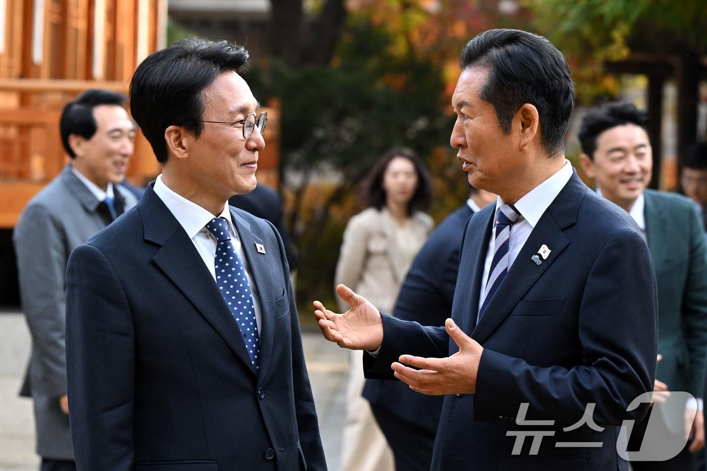 김민석 국무총리(왼쪽)가 9일 서울 종로구 총리 공관에서 열린 고위당정협의회에 앞서 정청래 더불어민주당 대표와 대화하고 있다. (공동취재) 2025.11.9/뉴스1 ⓒ News1 이광호 기자