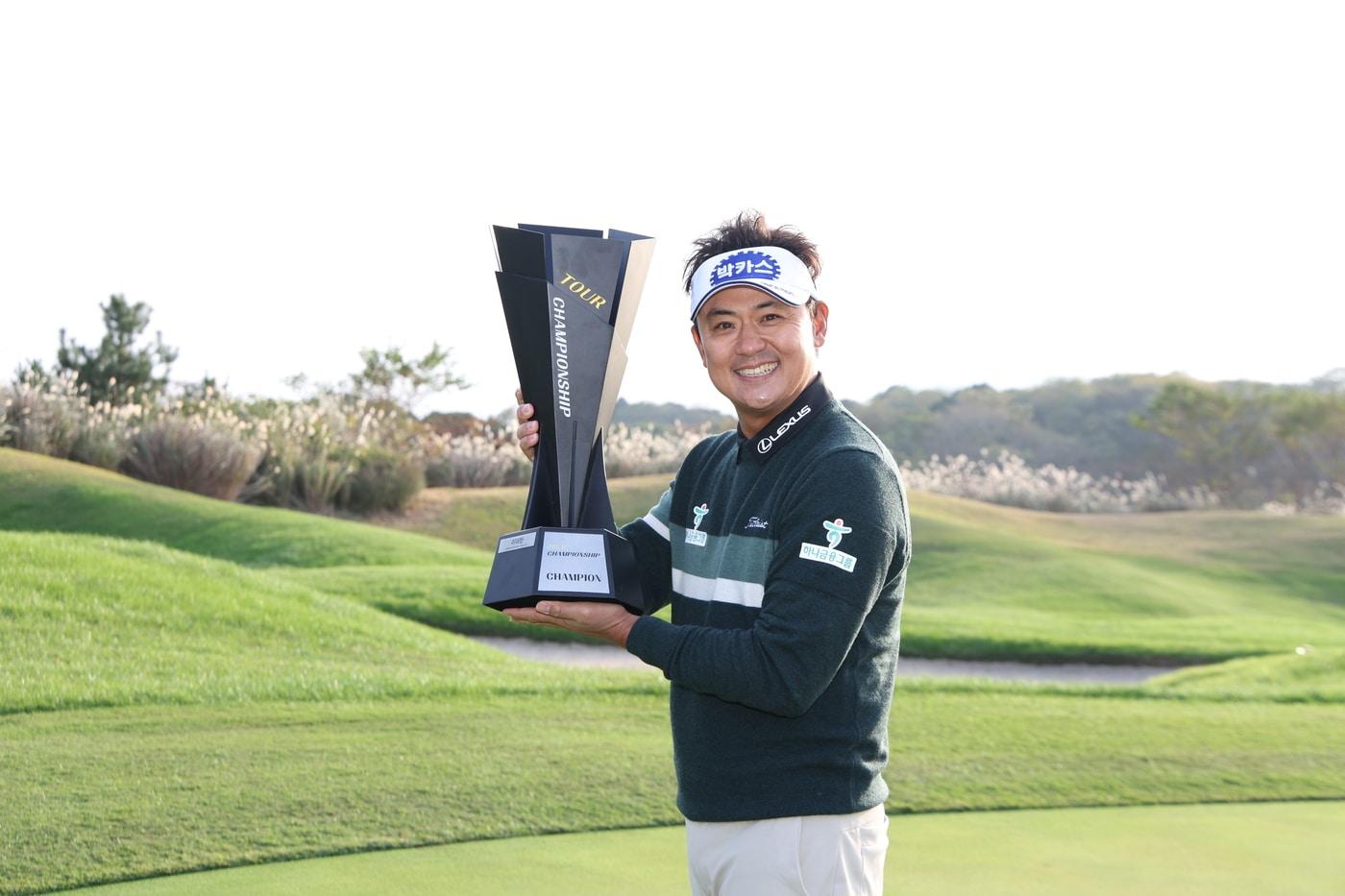 KPGA 투어 최종전인 투어 챔피언십 정상에 오른 박상현. &#40;KPGA 제공&#41;