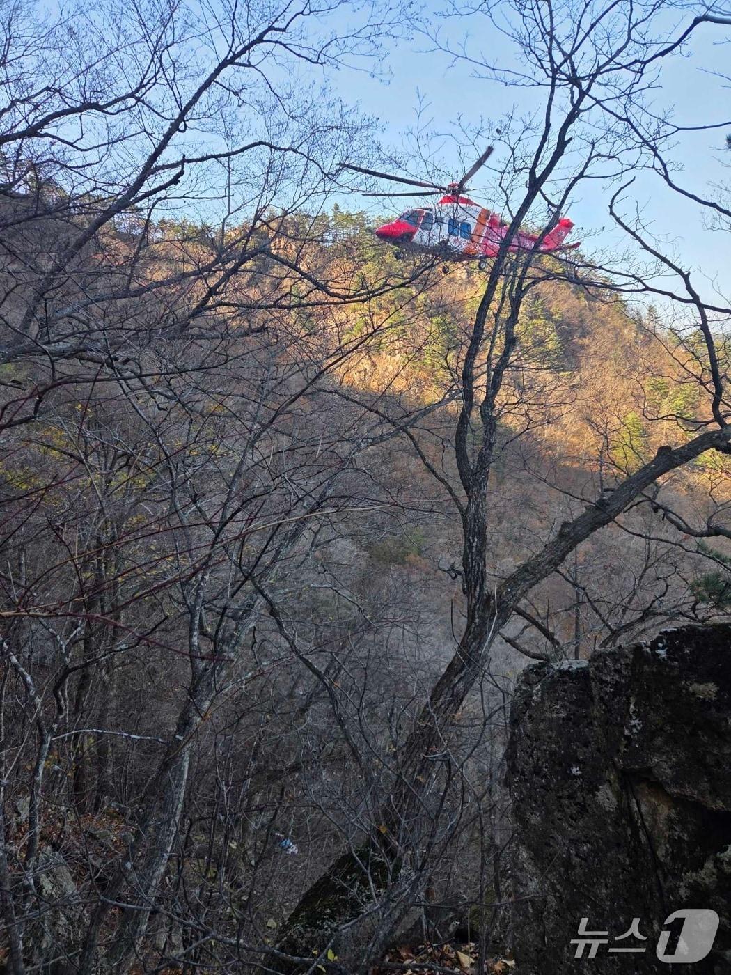 본문 이미지 - 9일 강원 속초 설악동 설악산 추락 환자 이송 위해 출동한 소방 헬기.&#40;강원도소방본부 제공, 재판매 및 DB 금지&#41; 2025.11.9/뉴스1