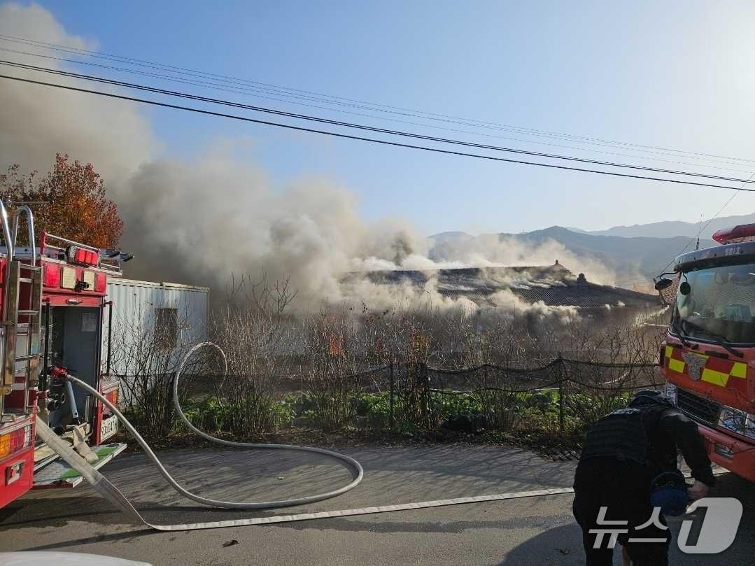 본문 이미지 - 9일 강원 원주 관설동 주택 화재 현장.&#40;강원도소방본부 제공, 재판매 및 DB 금지&#41; 2025.11.9/뉴스1