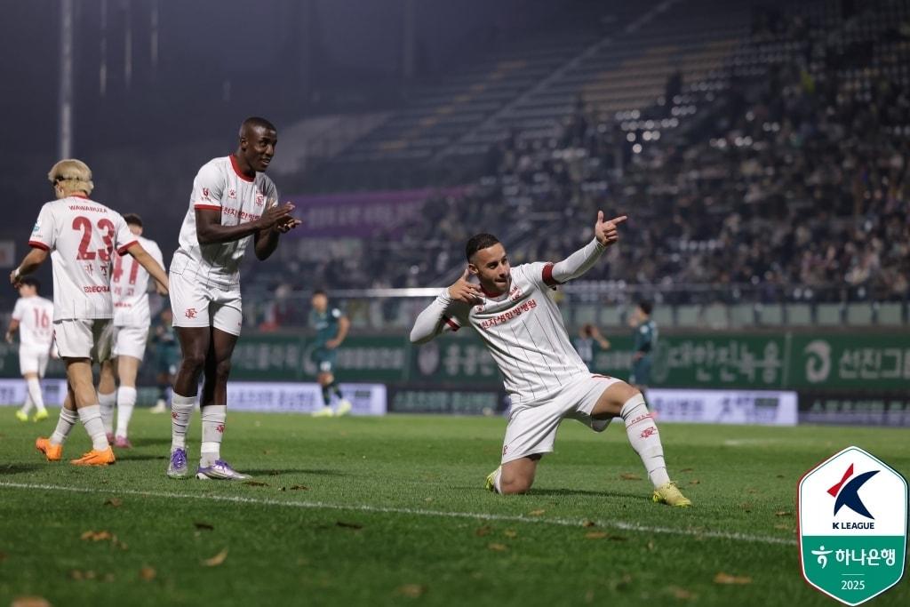본문 이미지 - 부천이 김포를 꺾고 3위를 확정했다.&#40;한국프로축구연맹 제공&#41; 