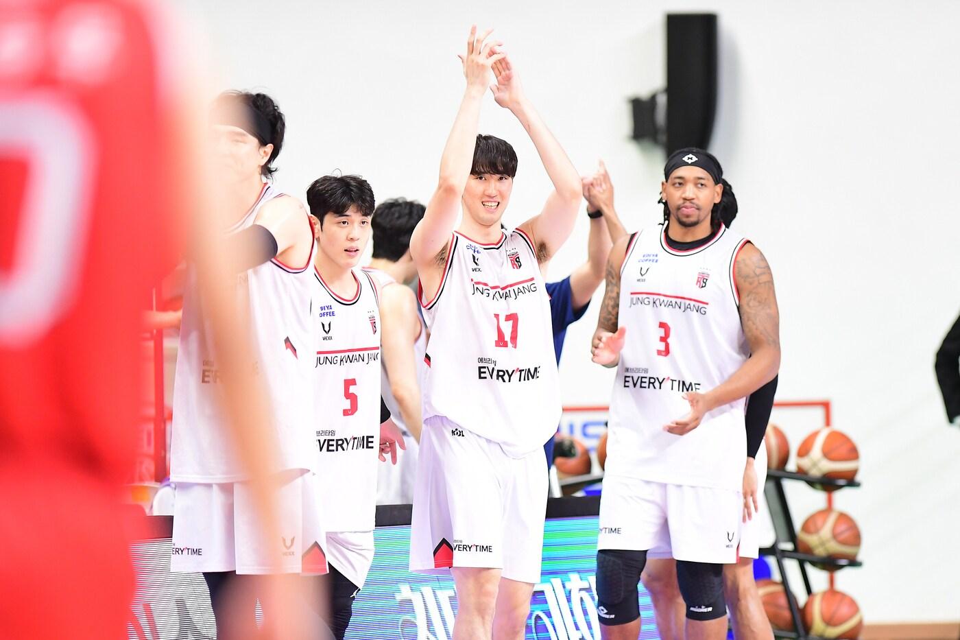 프로농구 안양 정관장이 9일 울산 현대모비스를 꺾고 단독 선두로 올라섰다. (KBL 제공)