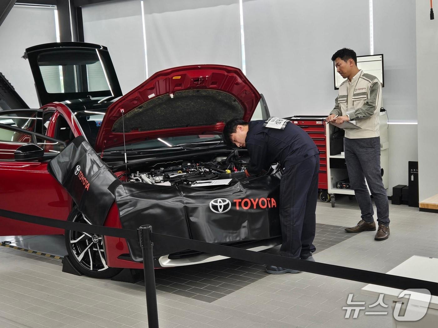 본문 이미지 - 8일 경기 용인 소재 한국토요타자동차 트레이닝 아카데미에서 개최된 제7회 '2025 도요타 스킬 콘테스트'에서 도요타 서초센터 테크니션이 일반 정비 부문에 참가해 도요타 프리우스 차량 내 하이브리드 시스템 고장 부위를 찾고 있다. 2025.11.08/뉴스1 김성식 기자