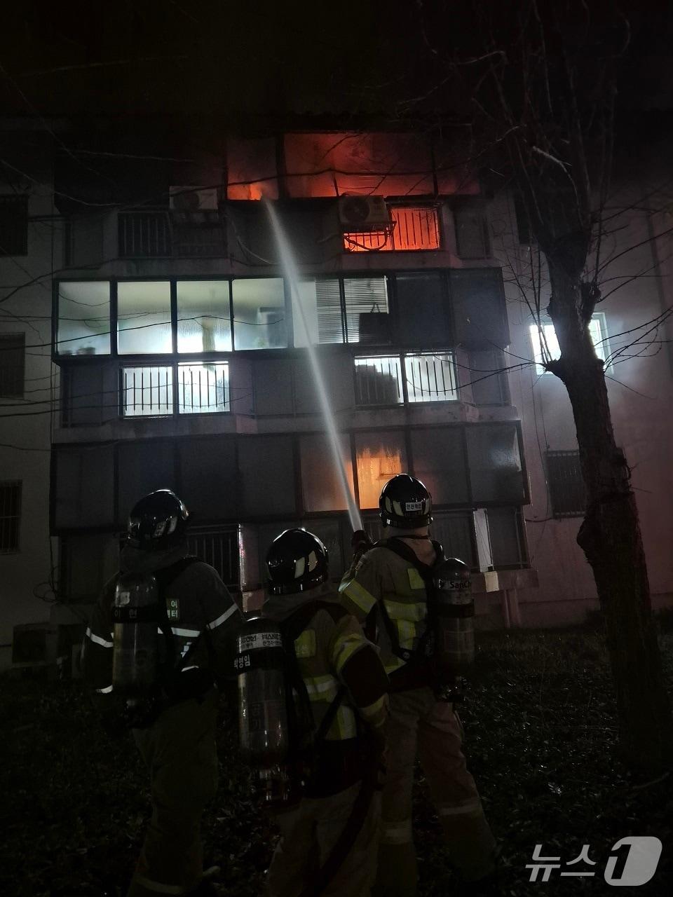 본문 이미지 - 부여군 부여읍 아파트 화재 현장. (부여소방서 제공, 재판매 및 DB금지) / 뉴스1