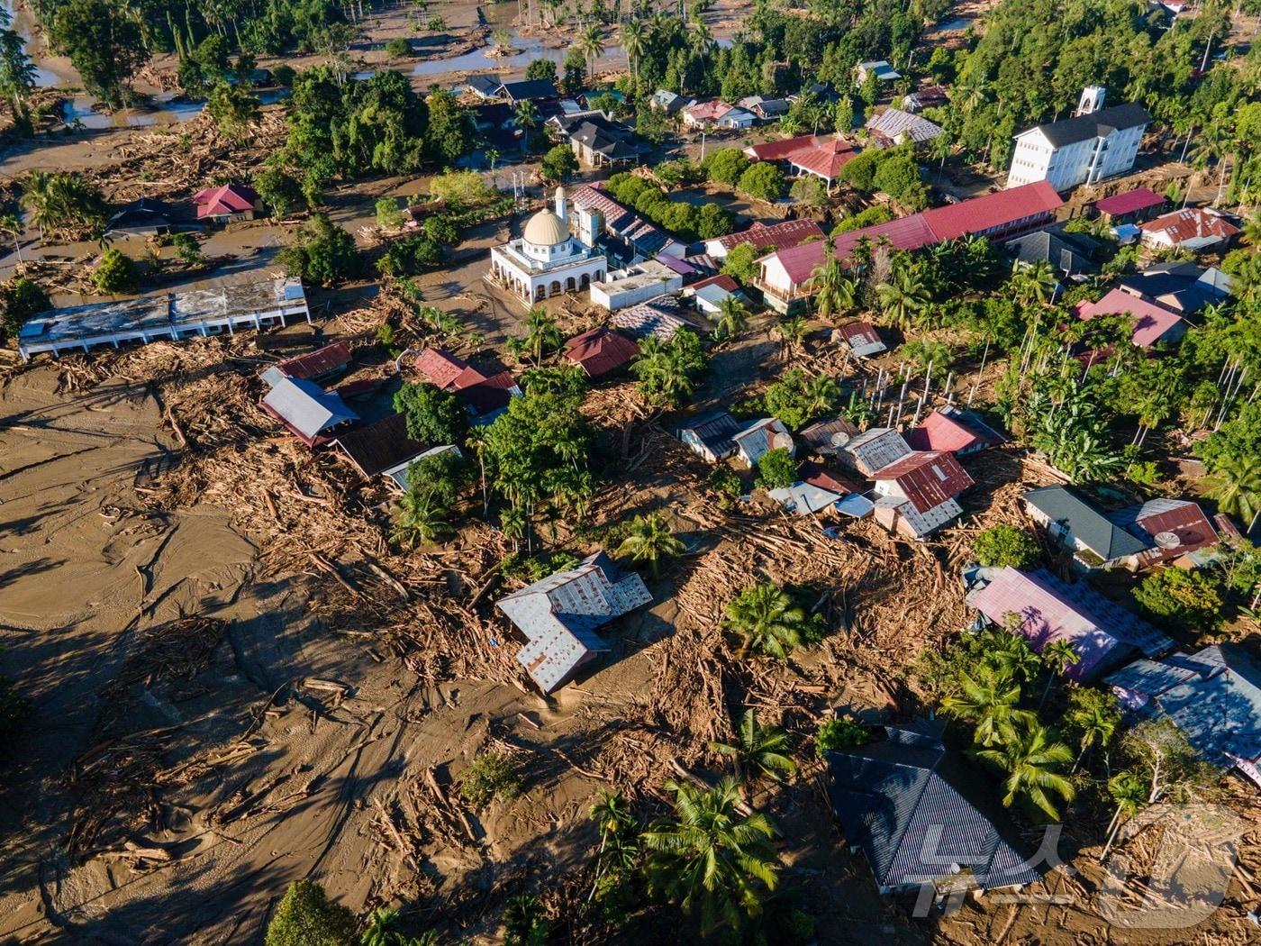 본문 이미지 - 지난달 30일&#40;현지시간&#41; 인도네시아 아체주 메우레우두의 홍수 피해를 보여주는 항공 사진 2025.11.30. ⓒ AFP=뉴스1 ⓒ News1 이정환 기자