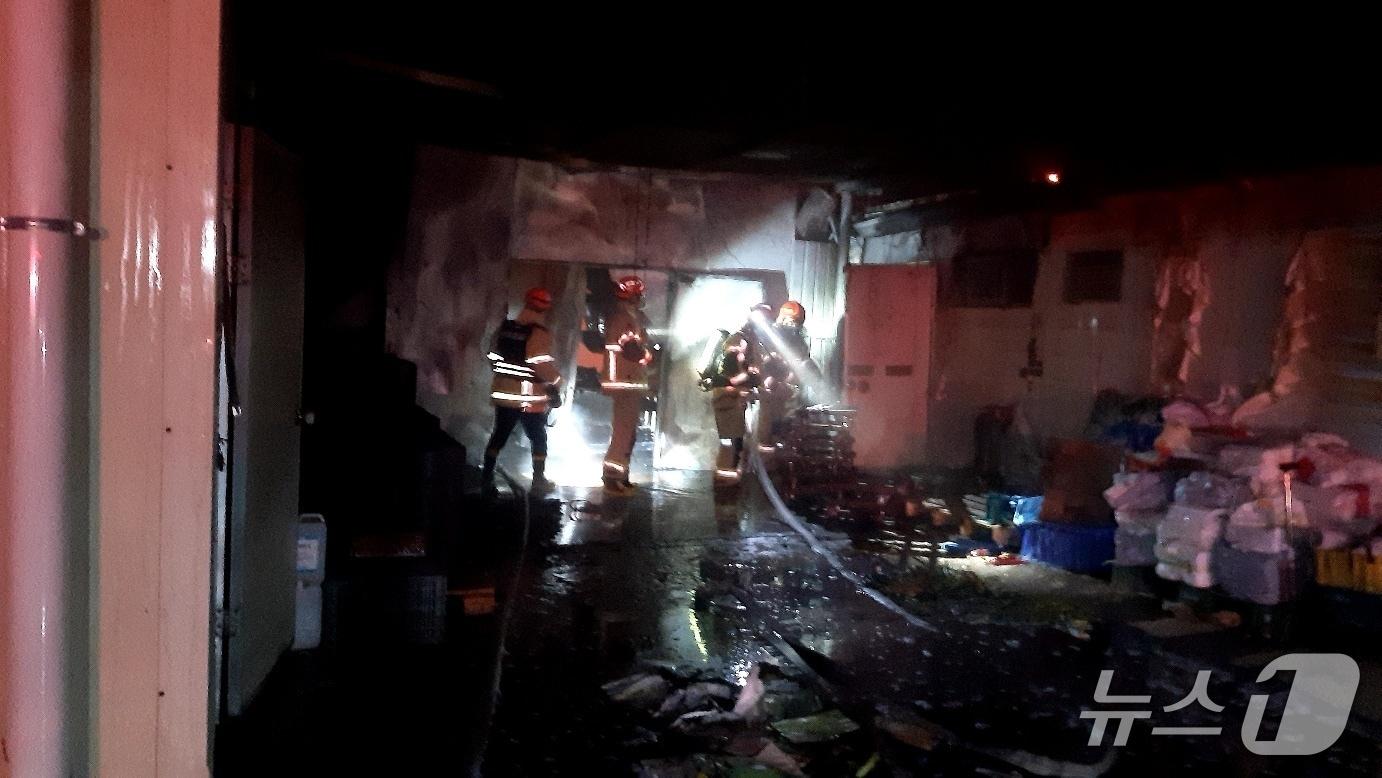 본문 이미지 - 1일 오전 1시 45분쯤 영천시 청통면 한 콩나물 재배·저장 창고에서 불이나 소방 당국이 화재를 진화하고 있다.&#40;경북소방본부 제공. 재판매 및 DB 금지&#41;2025.12.1/뉴스1