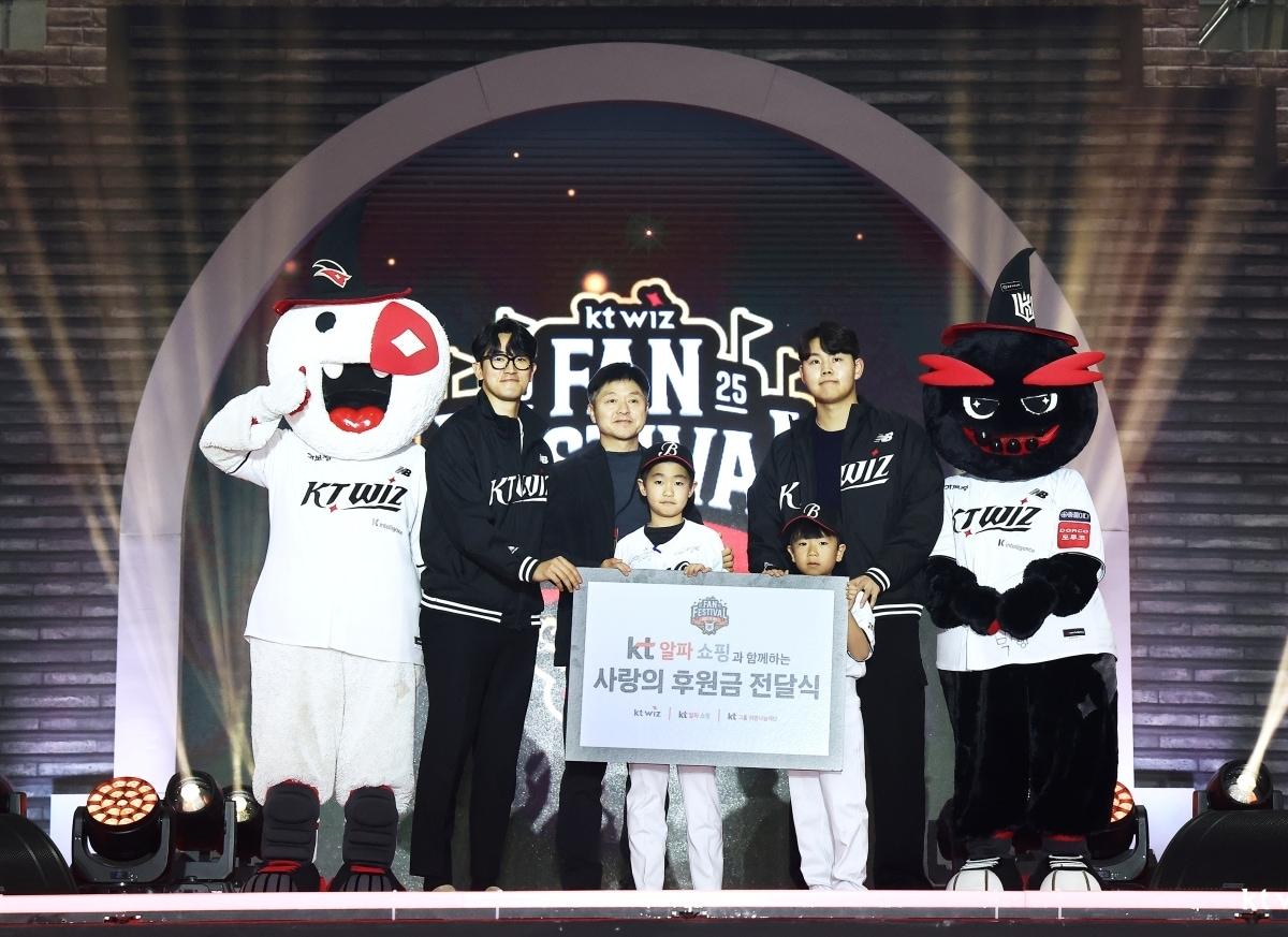 본문 이미지 - &#40;왼쪽부터&#41;kt wiz 고영표 선수, KT알파 쇼핑 이정호 부문장, 베스트원야구단 대표 학생들, kt wiz 소형준 선수.&#40;KT알파 쇼핑 제공&#41;. 