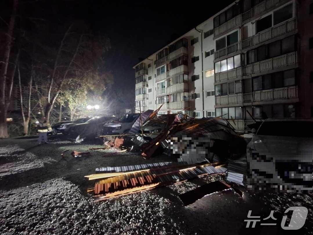본문 이미지 - 1일 오전 2시53분쯤 강원 속초시 교동 한 아파트 주차장에 지붕 구조물이 날아들어 차량 6대가 파손됐다.&#40;강원도소방본부 제공. 재판매 및 DB금지&#41;/뉴스1