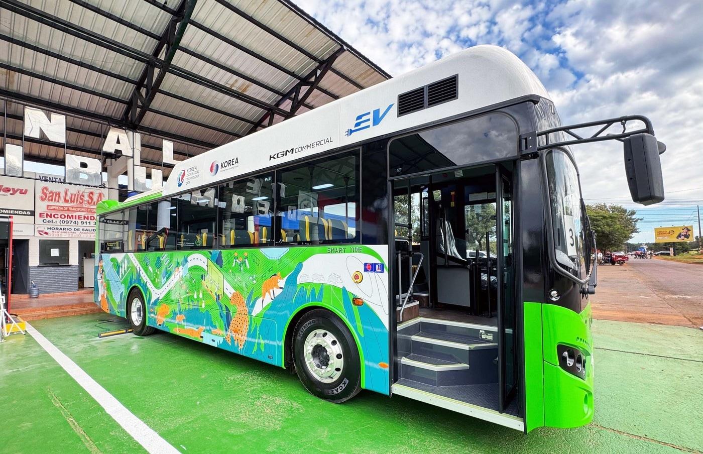 한국자동차연구원이 공적개발원조&#40;ODA&#41; 사업으로 지난 5월부터 파라과이 이타이푸 수력발전소 일대에서 시범 운행하고 있는 전기버스의 모습&#40;한자연 제공&#41;. 2025.12.01.