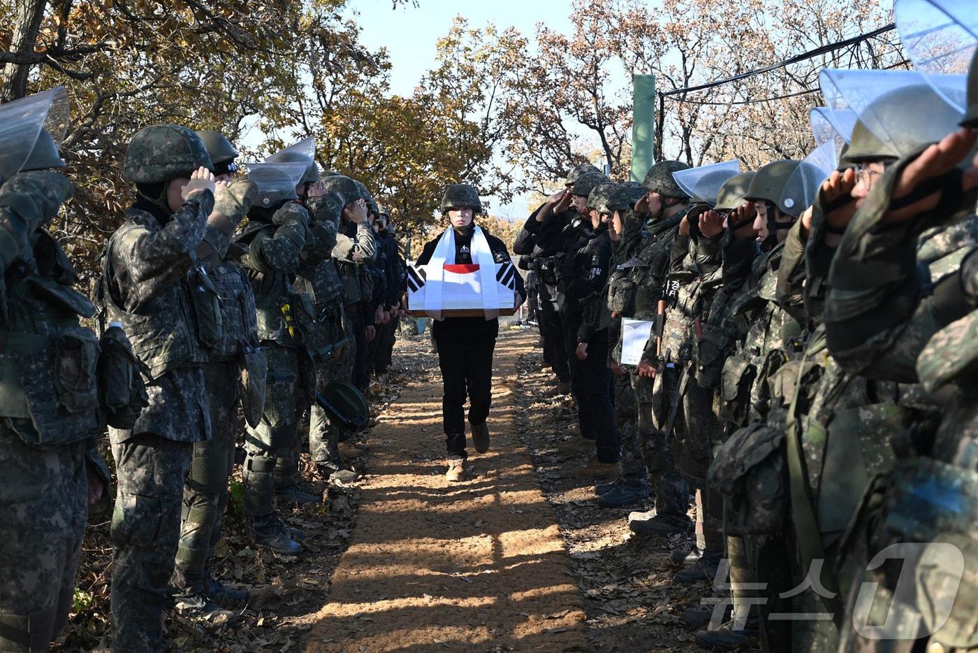본문 이미지 -  6·25전쟁 당시 중부 전선의 주요 전투지역이었던 강원도 철원 백마고지 일대에서  발굴된 국군 추정 유해를 봉송하는 국방부 유해발굴감식단의 모습. (국방부 제공. 재판매 및 DB 금지) 2025.12.1 ⓒ 뉴스1