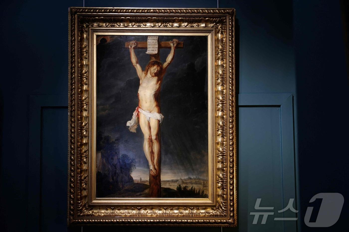 2025년 9월 11일 촬영된 이 사진은 파리 남쪽 퐁텐블로에 위치한 오세나 경매장에서 전시된 페테르 파울 루벤스의 작품 &#39;십자가에 달린 그리스도&#39;다. 경매소에 따르면 17세기 플랑드르 거장 루벤스의 이 작품은 오랫동안 사라졌다가 파리의 한 저택에서 발견됐다. 2025.09.11. ⓒ AFP=뉴스1