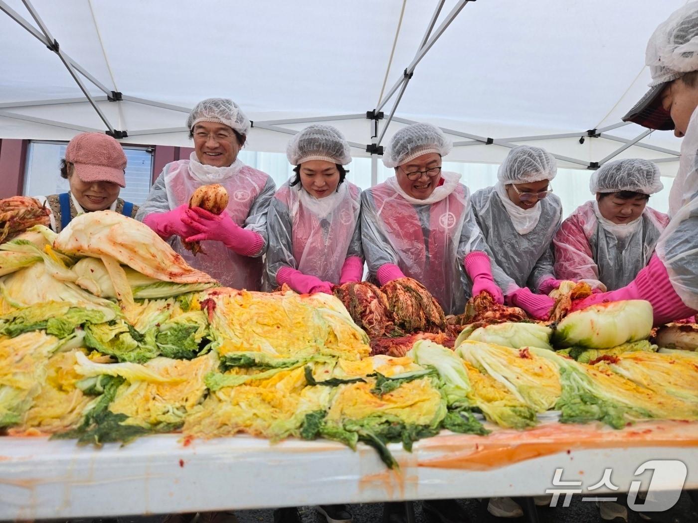 본문 이미지 -  백두한라협회  ‘사랑 나눔 김장행사’ 모습.(백두한라협회 제공.재판매 및 DB금지)/뉴스1 