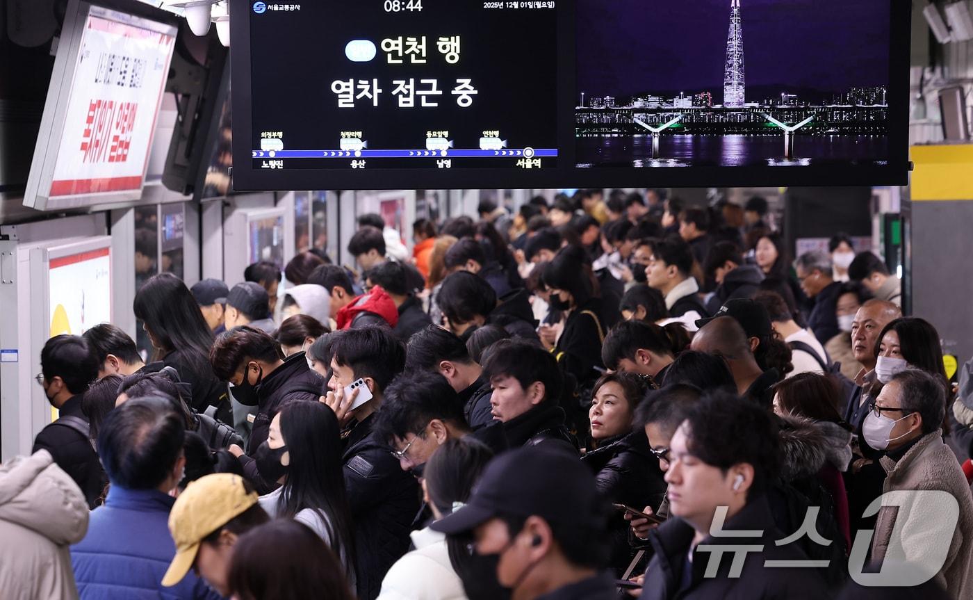 본문 이미지 - 서울 지하철 서울역 모습.  2025.12.1/뉴스1 ⓒ News1 김성진 기자