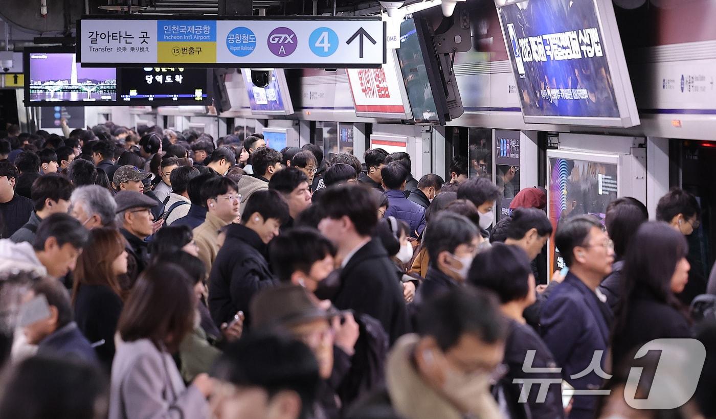 서울 지하철 1호선~8호선을 운영하는 서울교통공사 노조가 임금·단체협약 협상 결렬로 준법운행에 들어간 1일 서울 중구 서울역에서 시민들이 지하철을 이용해 출근길을 서두르고 있다. 준법운행은 안전한 승하차를 위해 역사 정차 시간을 충분히 확보하는 &#39;안전투쟁&#39;과 규정에 따른 업무가 아닌 작업을 거부하는 등의 방식으로 이뤄진다. 2025.12.1/뉴스1 ⓒ News1 김성진 기자