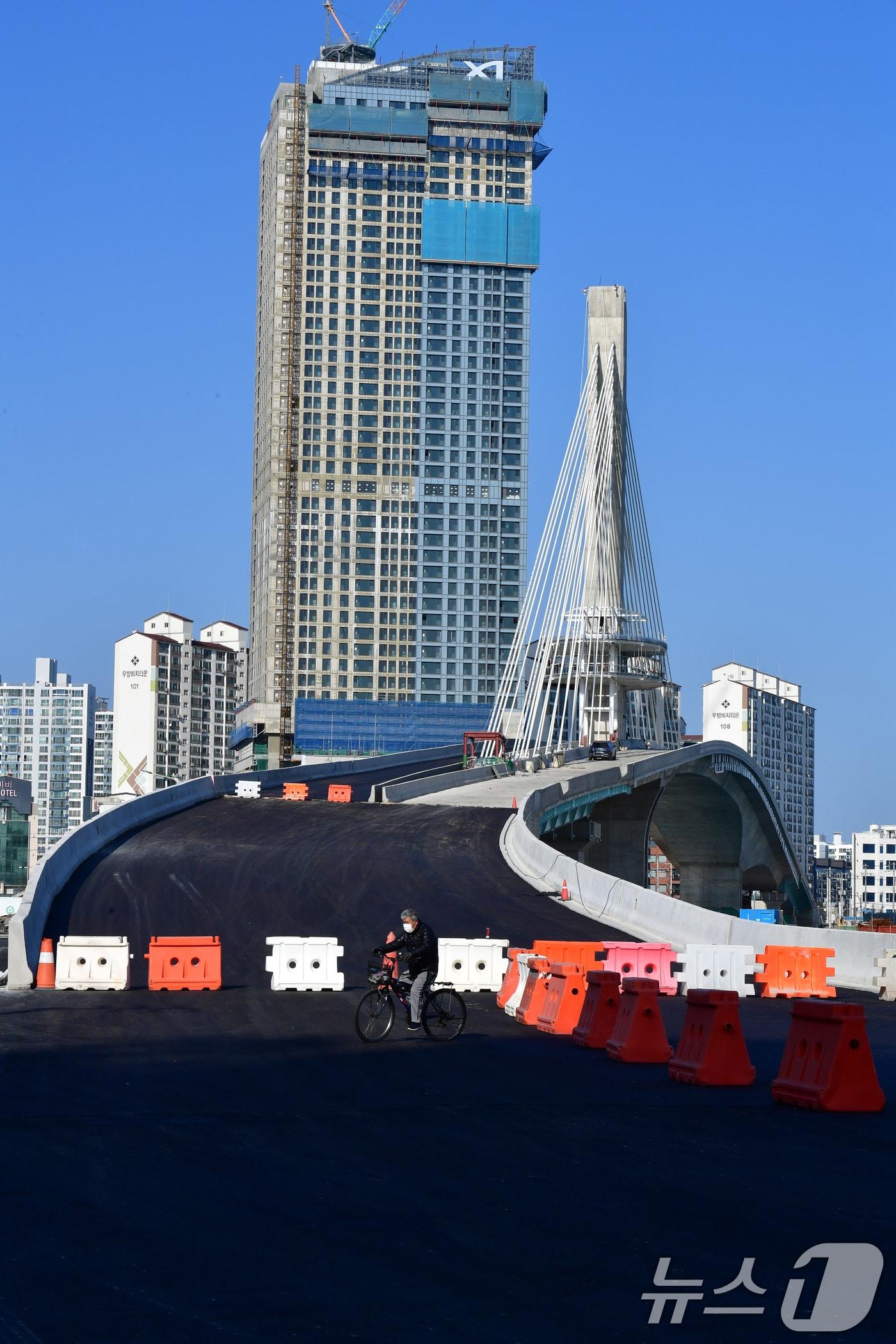 본문 이미지 - 경북 포항 송도해수욕장과 영일대해수욕장을 연결하는 해오름대교의 막바지 공사가 한창이다. 2025.12.1/뉴스1 ⓒ News1 최창호 기자