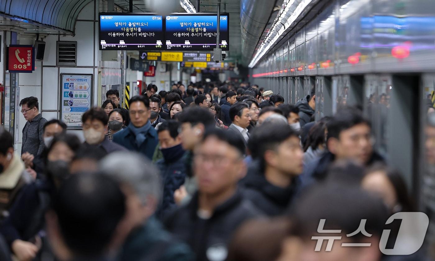 서울 지하철 1호선~8호선을 운영하는 서울교통공사 노조가 임금·단체협약 협상 결렬로 준법운행에 들어간 1일 서울 종로구 광화문역에서 시민들이 지하철을 이용해 출근길을 서두르고 있다. 준. 2025.12.1/뉴스1 ⓒ News1 김성진 기자