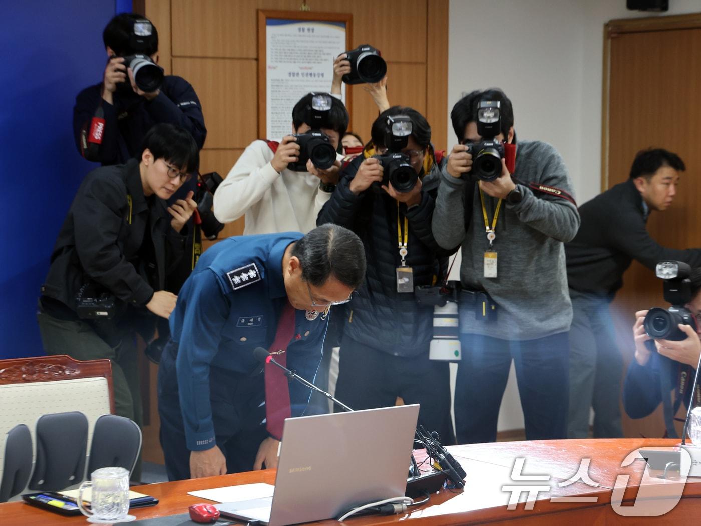본문 이미지 - 유재성 경찰청장 직무대행이 1일 오전 서울 서대문구 경찰청 무궁화회의실에서 열린 &#39;전국 경찰 지휘부 화상회의&#39;에서 고개 숙여 사과하고 있다. 이날 회의에서 경찰은 &#39;12·3 비상계엄’을 1년 앞두고 국회 출입을 통제한 경찰의 행위에 대해 사과했다. 2025.12.1/뉴스1 ⓒ News1 황기선 기자
