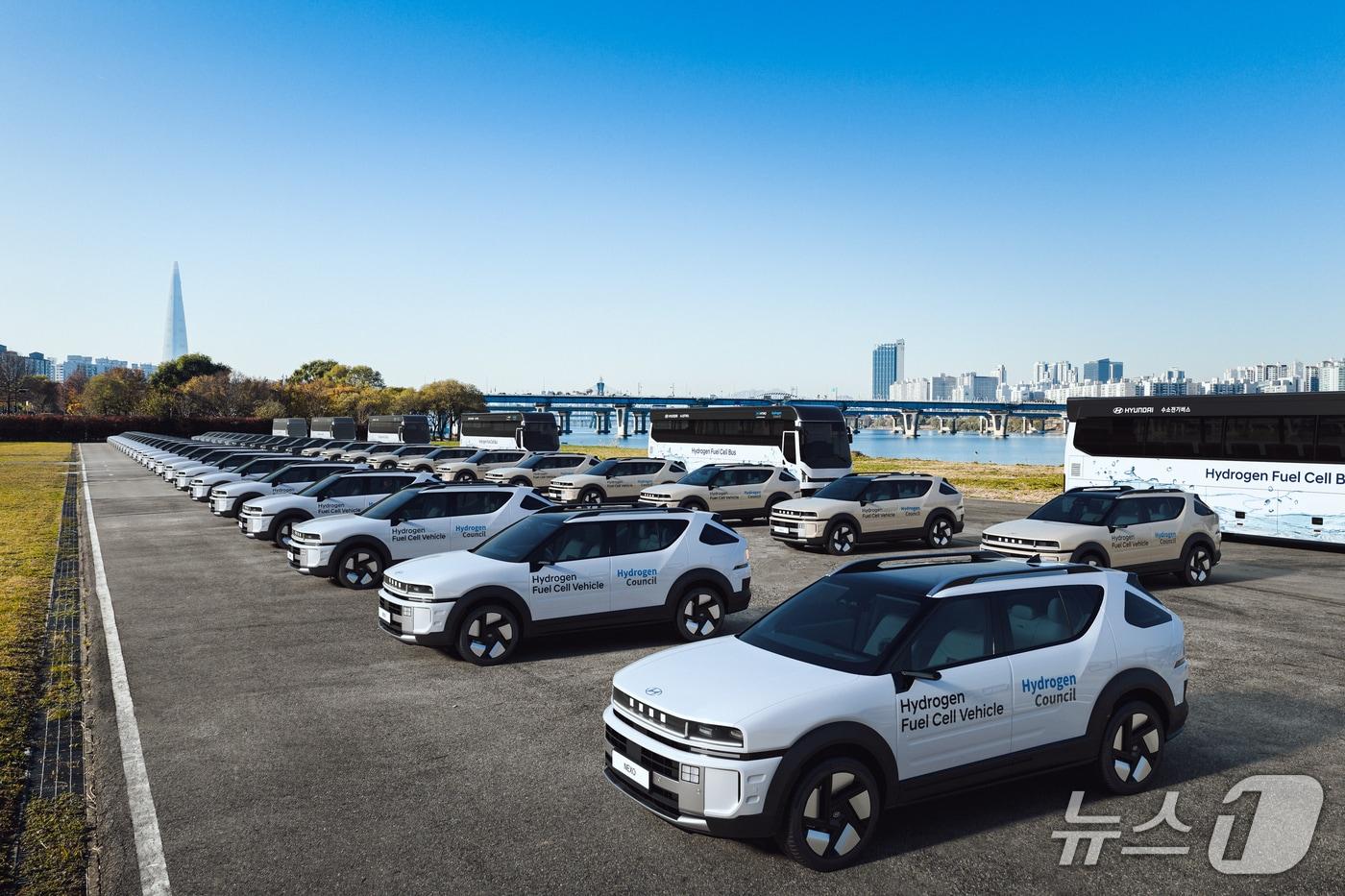 수소위원회 CEO Summit에 지원되는 디 올 뉴 넥쏘와 유니버스 수소전기버스의 모습&#40;현대차그룹 제공&#41;