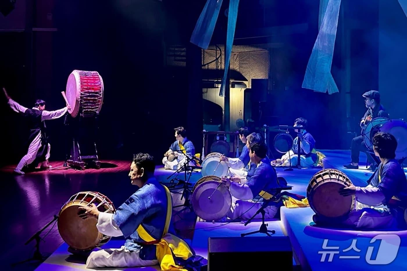 본문 이미지 -  사물놀이 몰개 '파랑' 공연 (몰개 제공. 재판매 및 DB금지)/뉴스1