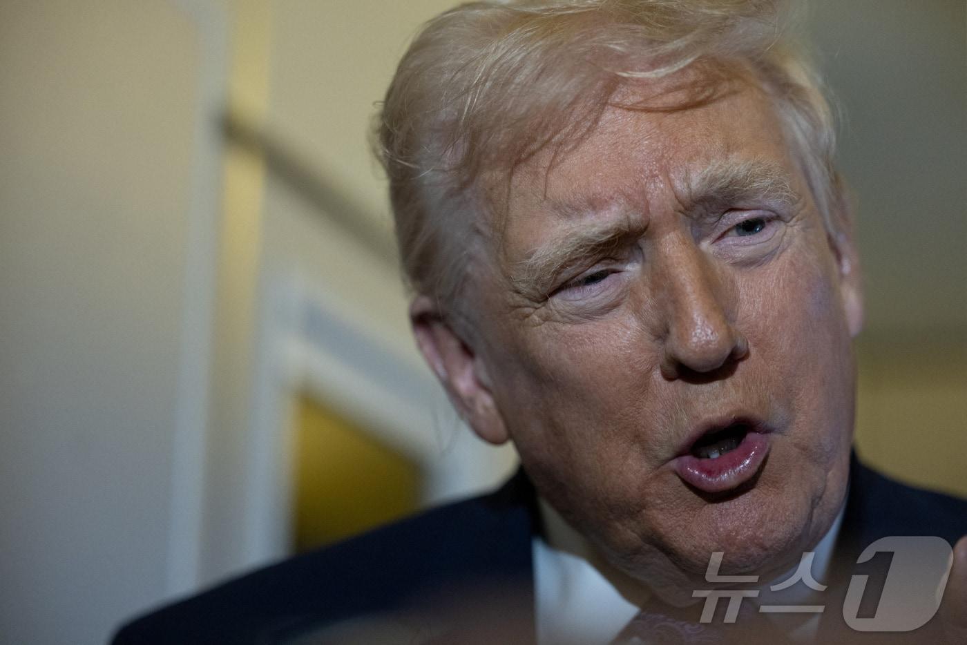 30일&#40;현지시간&#41;도널드 트럼프 미국 대통령이 플로리다주 팜비치 국제공항에서 워싱턴으로 돌아가는 대통령 전용기 &#39;에어포스원&#39;에서 취재진의 질문에 답하고 있다. 2025.11.30 ⓒ 로이터=뉴스1 ⓒ News1 김지완 기자