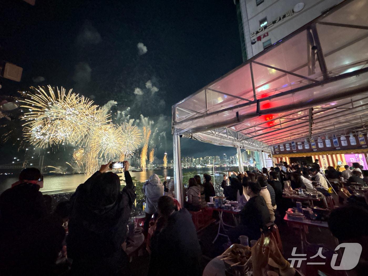 본문 이미지 - 지난달 부산불꽃축제 당시 삼진포차 모습 &#40;삼진어묵 제공. 재판매 및 DB금지&#41;