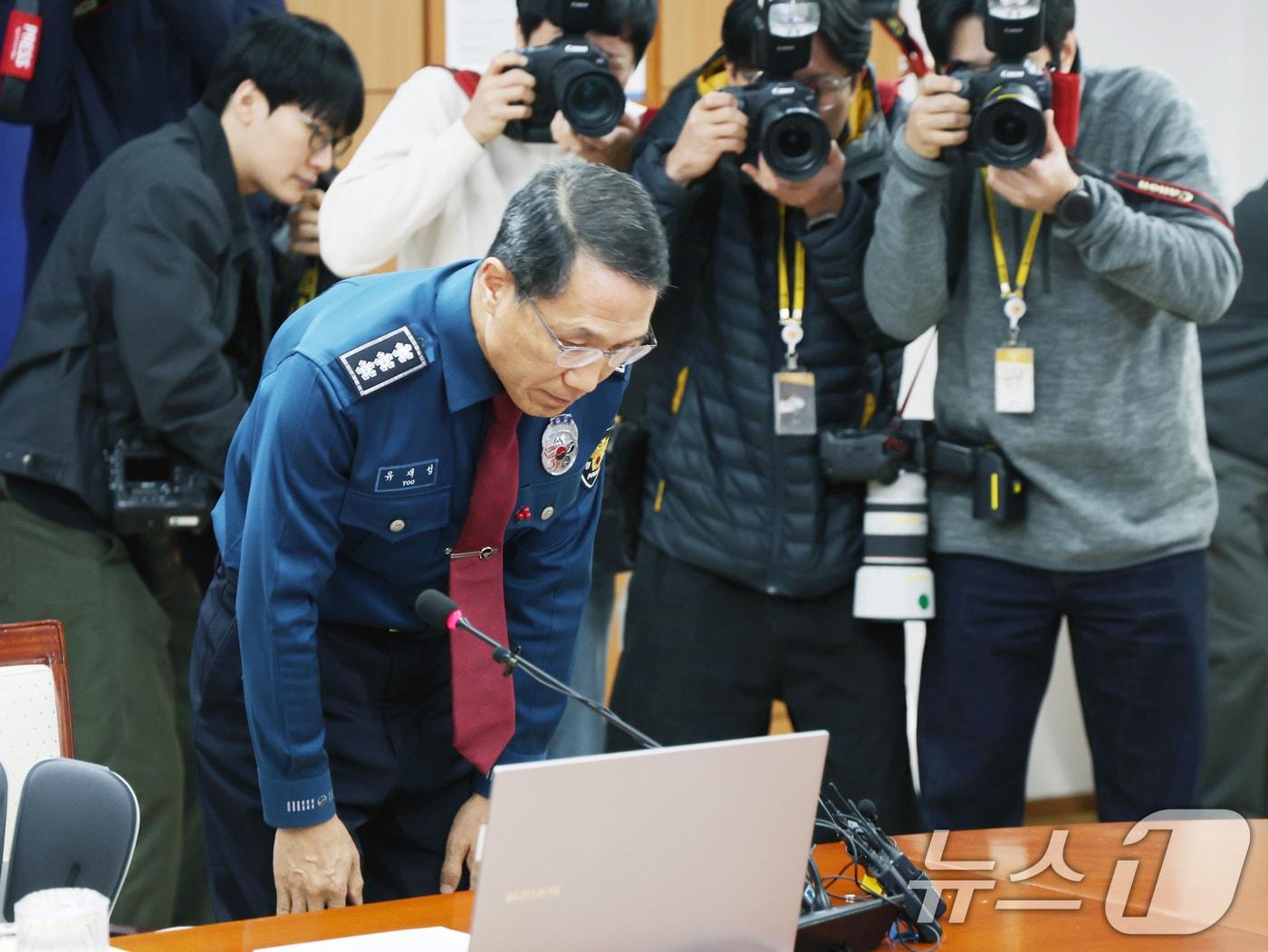 본문 이미지 - 유재성 경찰청장 직무대행이 1일 오전 서울 서대문구 경찰청 무궁화회의실에서 열린 &#39;전국 경찰 지휘부 화상회의&#39;에서 고개 숙여 사과하고 있다. 이날 회의에서 경찰은 &#39;12·3 비상계엄’을 1년 앞두고 국회 출입을 통제한 경찰의 행위에 대해 사과했다. 2025.12.1/뉴스1 ⓒ News1 황기선 기자
