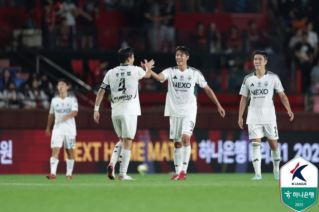 본문 이미지 - 전북 현대 박진섭과 홍정호. &#40;한국프로축구연맹 제공&#41;