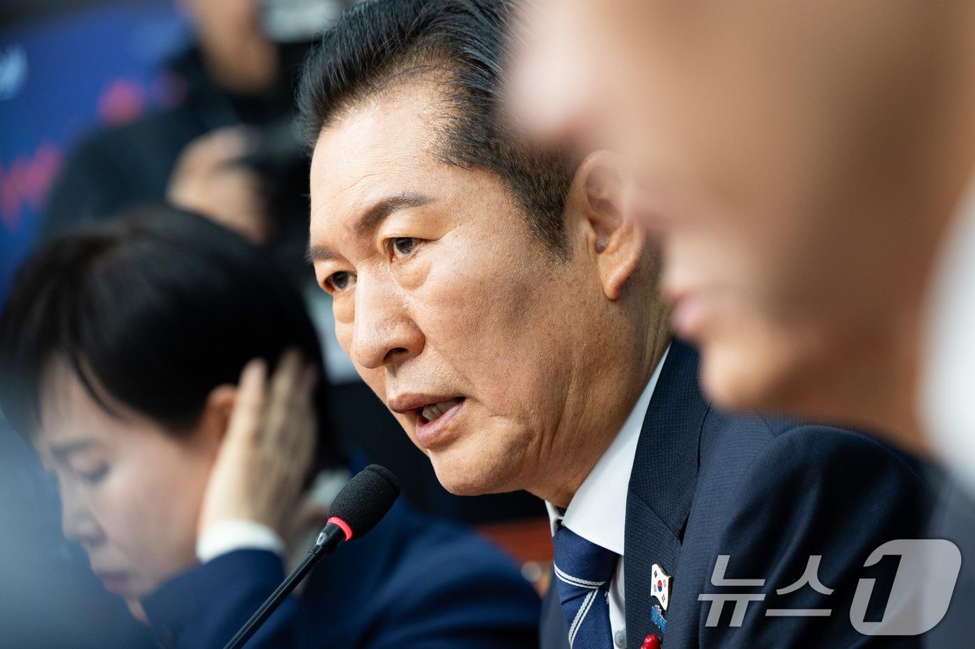 정청래 더불어민주당 대표가 서울 여의도 국회에서 열린 최고위원회의에서 모두 발언을 하고 있다. 2025.12.1/뉴스1 ⓒ News1 유승관 기자