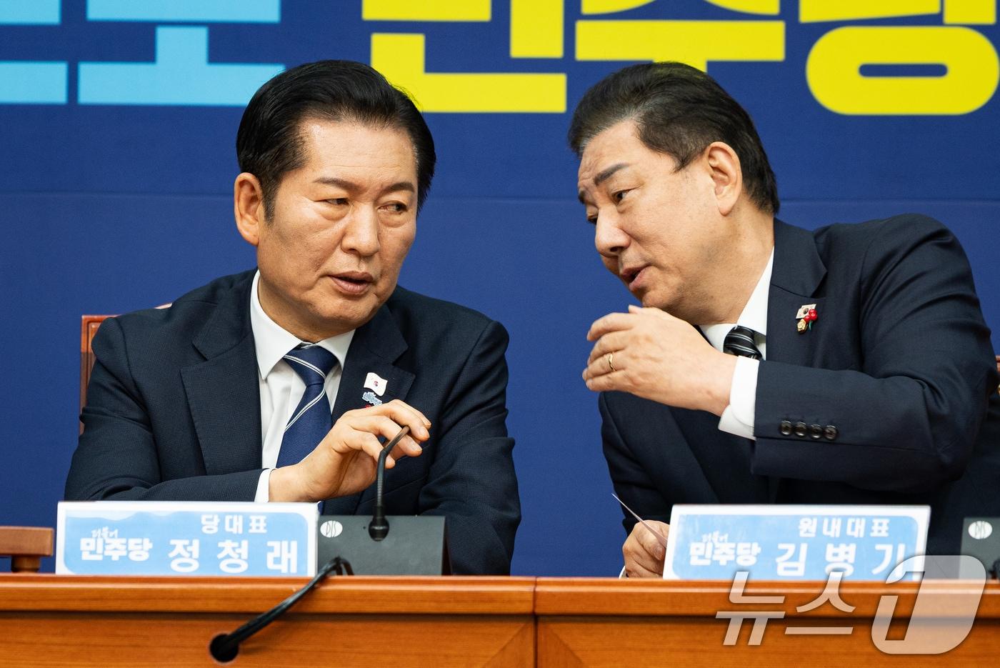 정청래 더불어민주당 대표와 김병기 원내대표가 1일 서울 여의도 국회에서 열린 최고위원회의에서 대화하고 있다. 2025.12.1/뉴스1 ⓒ News1 유승관 기자