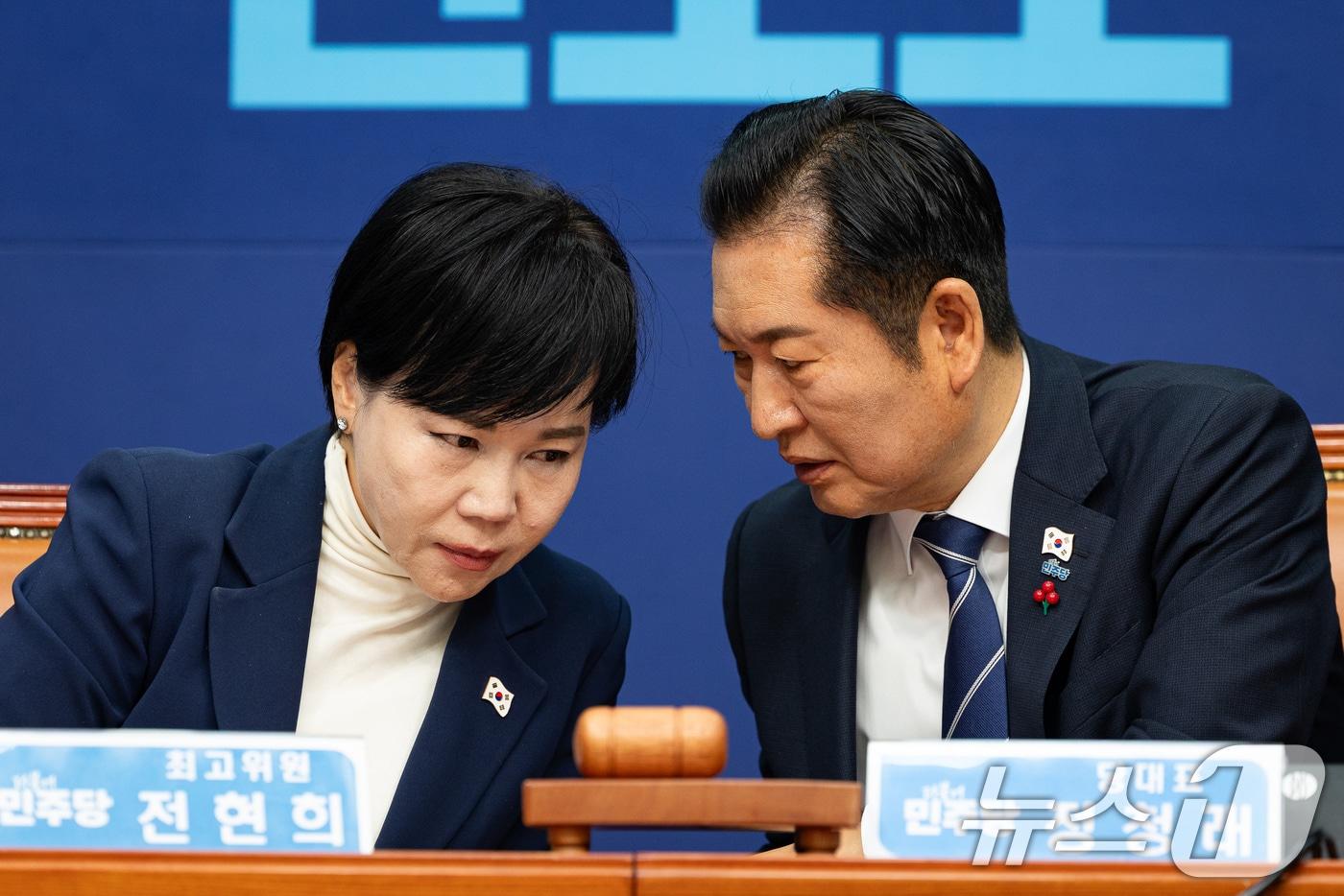 정청래 더불어민주당 대표와 전현희 최고위원이 1일 서울 여의도 국회에서 열린 최고위원회의에서 대화하고 있다. 2025.12.1/뉴스1 ⓒ News1 유승관 기자